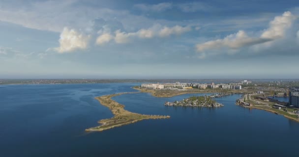 Vista aérea fantástica da cidade de lado do rio de verão
 - Filmagem, Vídeo