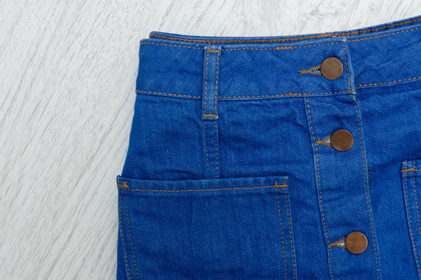Onderdeel van blauwe denim rok met knoppen. Details  - Foto, afbeelding