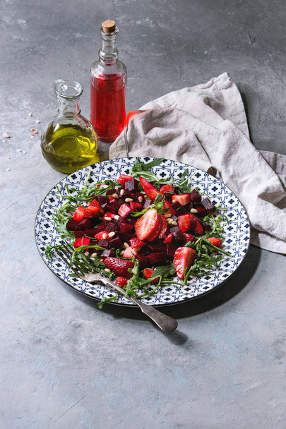 Beetroot and strawberry salad - Valokuva, kuva