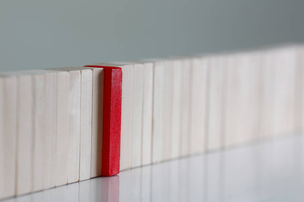 Una fila de bloques de madera ganadora roja
 - Foto, imagen