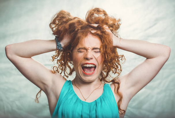 lredheaded dívka ukazuje hysterický záchvat - Fotografie, Obrázek