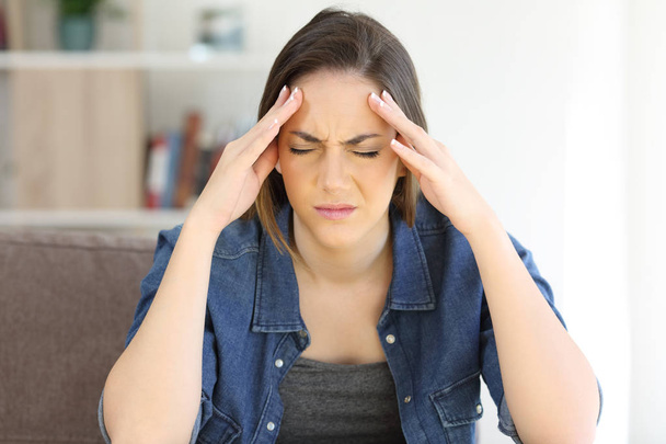 Woman complaining suffering migraine at home - Foto, Imagem