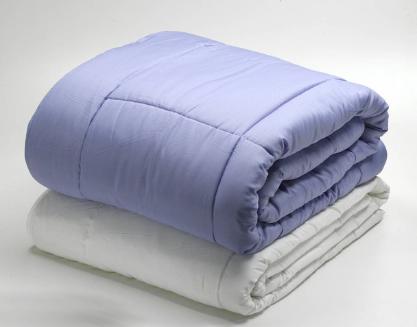 сложенные одеяла или одеяла
 - Фото, изображение