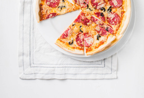 Italialainen Pepperoni pizza salami puinen tausta. Italialainen perinteinen ruoka.Suosittu katuruoka. Tasainen, ylhäältä. - Valokuva, kuva