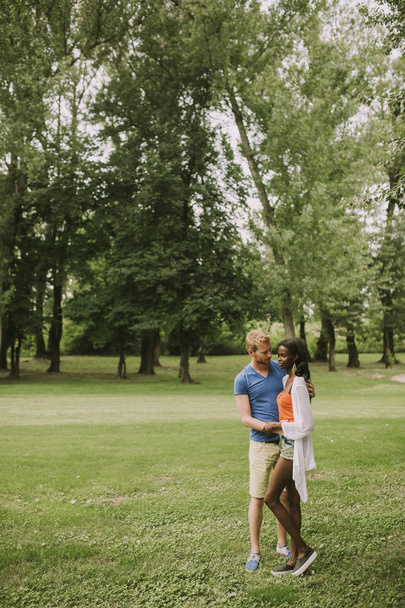 Przystojny młody para wielorasowe w parku na lato - Zdjęcie, obraz