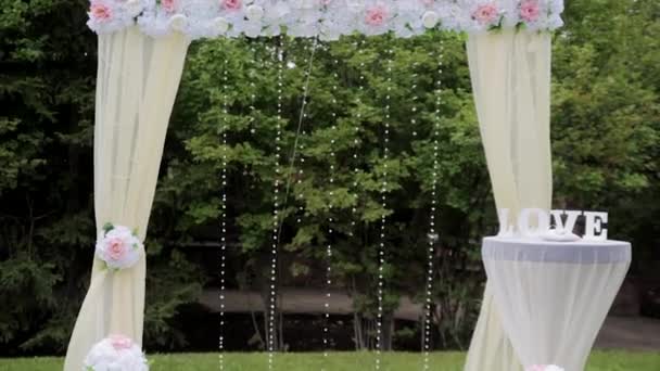 Krásné svatební oblouk v přírodě - Záběry, video
