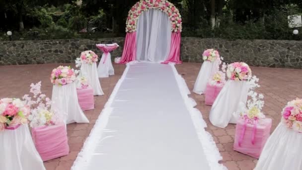 Красивая свадебная арка в природе
 - Кадры, видео