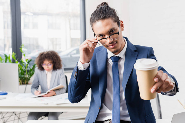Americký podnikatel v brýle drží kávu jít  - Fotografie, Obrázek