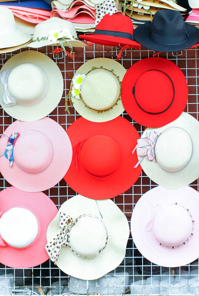 Sombreros coloridos de las mujeres diferentes diseñados y formados de pie en
 - Foto, imagen