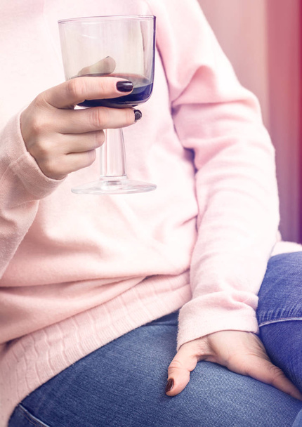ワインのグラスを持っている若い女性 - 写真・画像