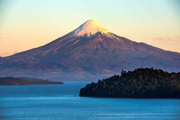 Osorno volkan ve göl Llanquihue, X bölgesi de Los Lagos, Chile - Fotoğraf, Görsel