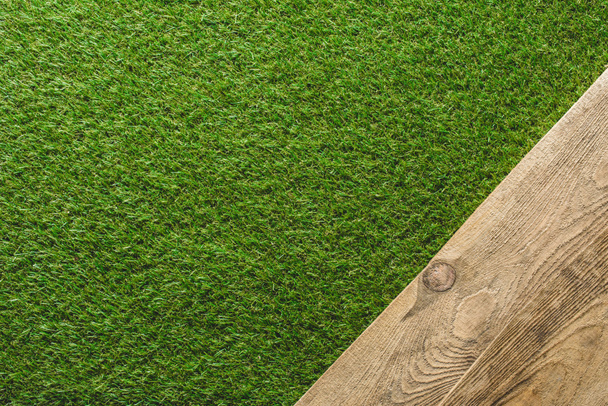 vue de dessus de pelouse verte et fond de planche en bois
  - Photo, image