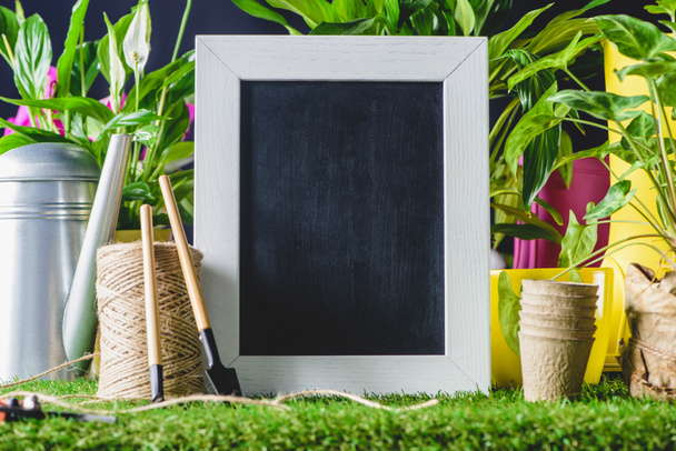 boş yazı tahtası ve çim Bahçe ekipman closeup çekim - Fotoğraf, Görsel