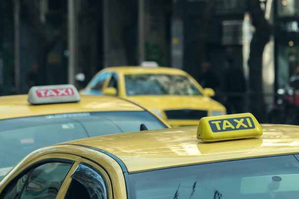 Yksityiskohdat keltainen taksi autoja kaupungin kadulla
. - Valokuva, kuva