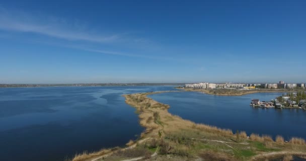 Luchtfoto fantastisch uitzicht op de stad vanaf de kant van de rivier van de zomer - Video