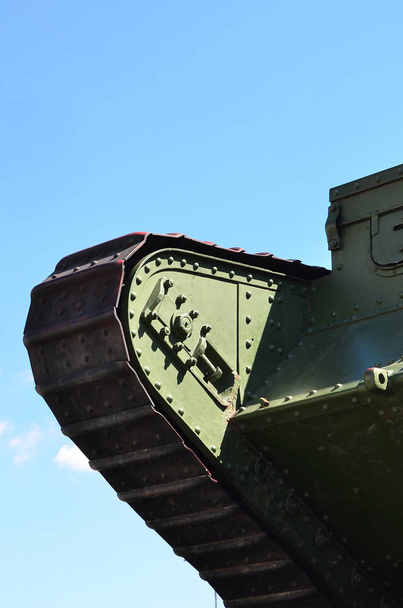 Гусеницы зеленого британского танка русской армии Врангеля в Харькове на фоне голубого неба
 - Фото, изображение
