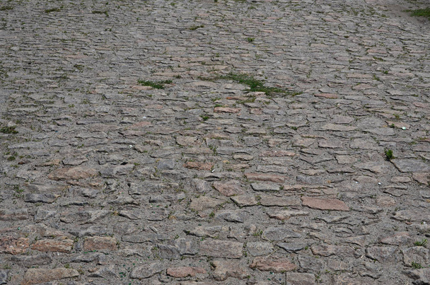 De textuur is zeer oude en onnauwkeurig laid out straatstenen gemaakt van reliëf stenen van verschillende vormen - Foto, afbeelding
