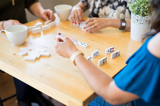 Imagen recortada de amigas jugando dominó en la cafetería
 - Foto, imagen