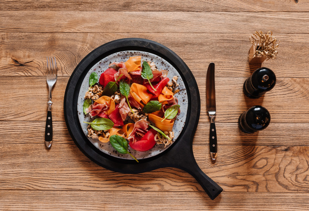 vista superior de deliciosa ensalada con mejillones y verduras en mesa de madera
 - Foto, Imagen
