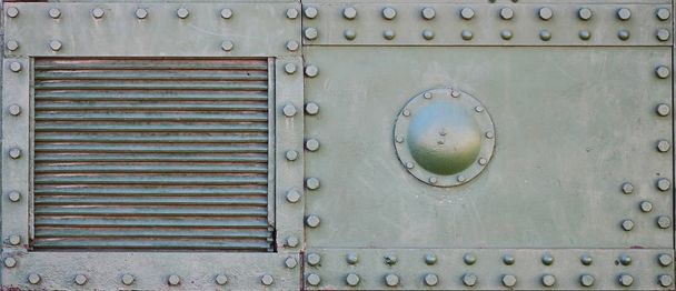 La textura de la pared del tanque, hecha de metal y reforzada con una multitud de pernos y remaches. Imágenes de la cobertura de un vehículo de combate de la Segunda Guerra Mundial
 - Foto, imagen