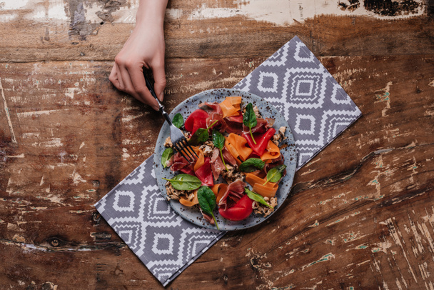 çatal ve lezzetli salata midye, sebze ve jamon tutan insan el atış kırpılmış - Fotoğraf, Görsel