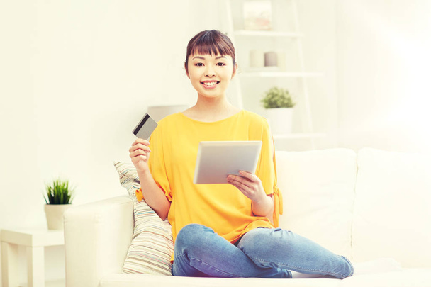 happy asian woman with tablet pc and credit card - Photo, image