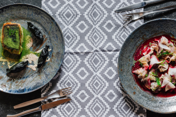 Draufsicht auf Gourmet gebratenen Zander und Ceviche mit Dorado in Tellern  - Foto, Bild