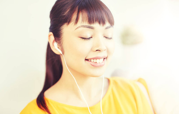 happy asian woman with earphones listening music - Zdjęcie, obraz