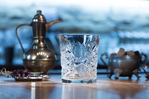 Nahaufnahme von leerem transparentem Kristallglas auf dem Tisch - Foto, Bild