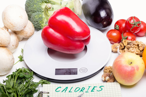 Ürünleri elektronik mutfak ölçekler üzerinde ağırlık ve sonuçları kaydedebilirsiniz. Kavramı, sağlıklı yemek, diyet, kalori sayma, kısıtlamalar yeme - Fotoğraf, Görsel