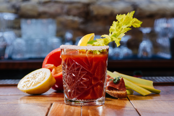 Bloody Mary cocktail in glas op houten tafel - Foto, afbeelding