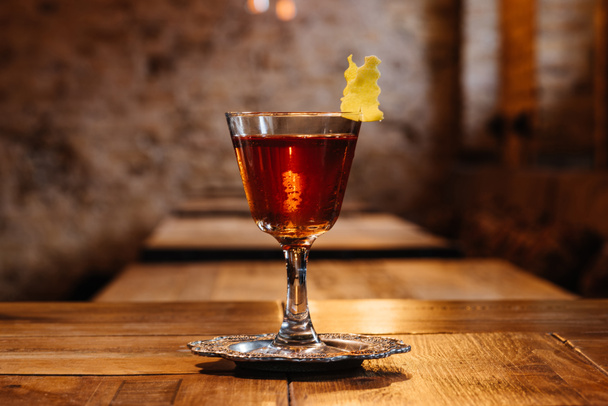 close-up view of sazerac cocktail in glass on wooden table - 写真・画像