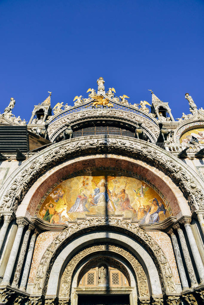 Heiliger markiert Basilika, Kathedrale, Kirchenstatuen Mosaiken Details Dogen Palast Venedig Italien. - Foto, Bild