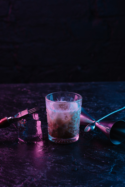 vista de cerca de vidrio con delicioso cóctel de alcohol en la superficie oscura
  - Foto, Imagen