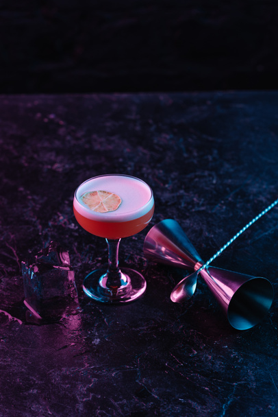 Nahaufnahme von Glas mit köstlichem Conchita-Cocktail auf dunkler Oberfläche  - Foto, Bild