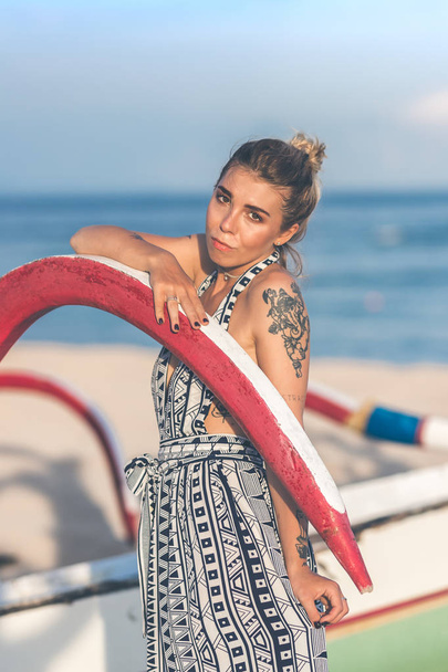 sexy junge Frau posiert am tropischen Strand von Bali Island, Indonesien. Asien. - Foto, Bild