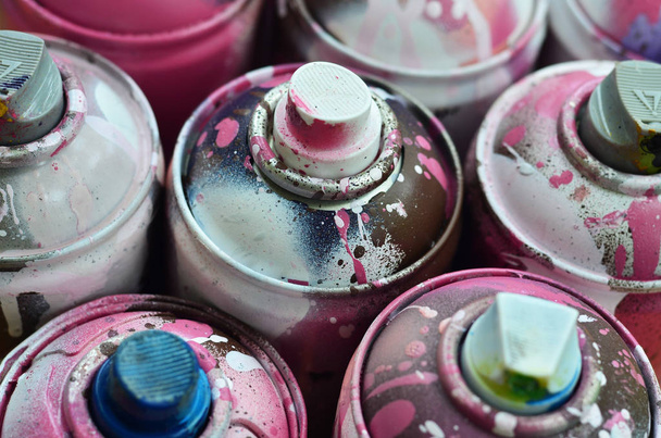 Muchas latas usadas de pintura de cerca. Latas sucias y untadas para dibujar graffiti. El concepto de un amplio y descuidado dibujo de pintura. Imagen artística creativa
 - Foto, imagen