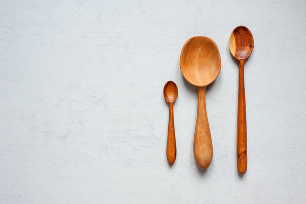 Wooden spoons are handmade in different sizes. - Foto, Bild