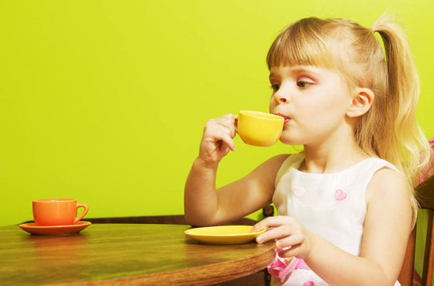 Little girl tea party  - Foto, immagini