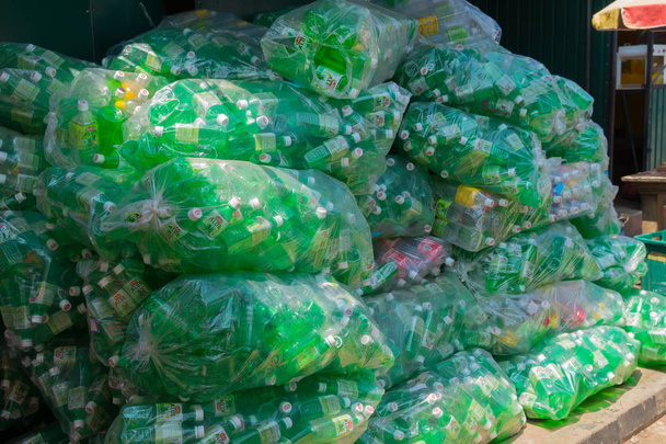 Plastikflaschen werden in Tüten verpackt. - Foto, Bild