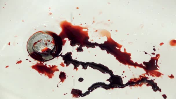 Splashes de sangue pingando no lavatório no banheiro
 - Filmagem, Vídeo