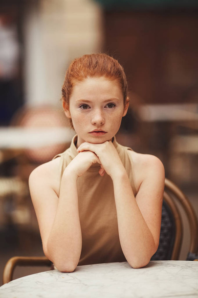 girl waiting at a table in cafe - Fotoğraf, Görsel
