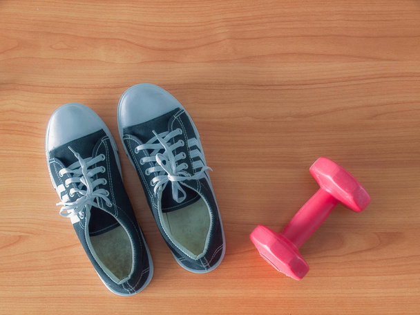 Spor ayakkabı ve halter. - Fotoğraf, Görsel