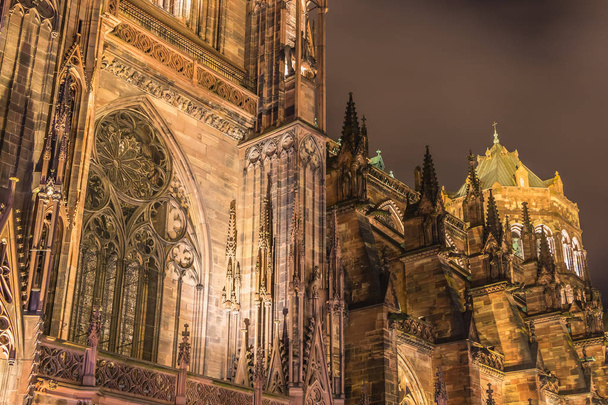 arkkitehtoninen yksityiskohta Notre-Dame katedraali Strasbourgissa
 - Valokuva, kuva