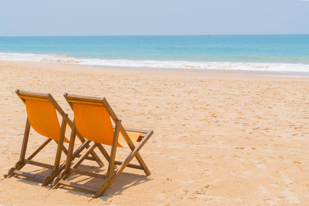 Strandstoelen op het strand van de Oceaan. - Foto, afbeelding