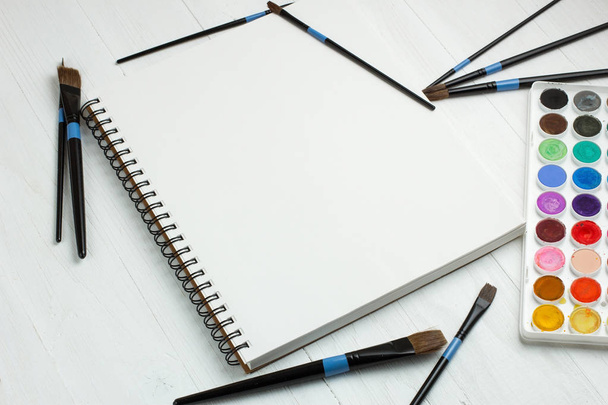 Pinceles y cuaderno de bocetos vacío
 - Foto, Imagen