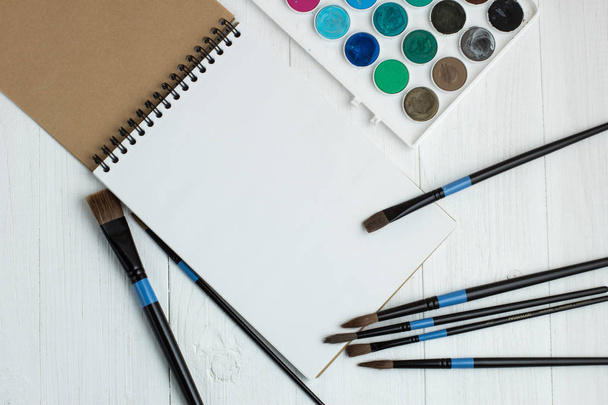 Paint brushes and empty sketchbook - Fotografie, Obrázek