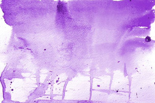 Forme aquarelle violette dessinée à la main pour votre design. Fond peint créatif, décoration faite à la main
 - Photo, image