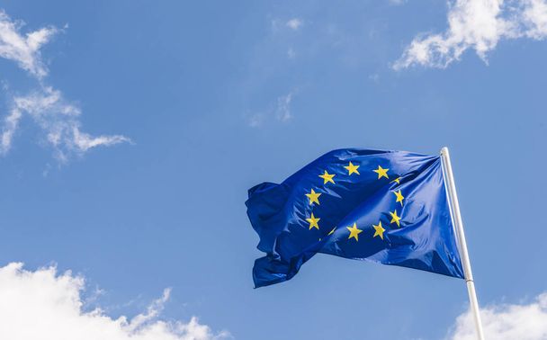 Avrupa Birliği AB bayrağı mavi gökyüzü karşı. Yakında çıkacak bir daha az yıldız beri İngiltere'de AB 2016 yılında terk etmek oy, - Fotoğraf, Görsel
