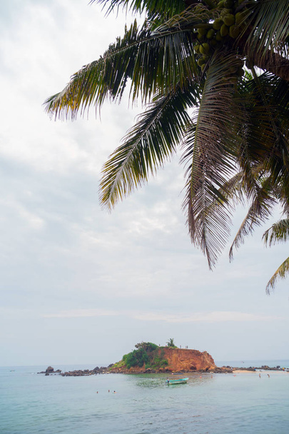 Merissa, Sri Lanka, Parrot Rock. Enormes rocas en la playa
. - Foto, Imagen